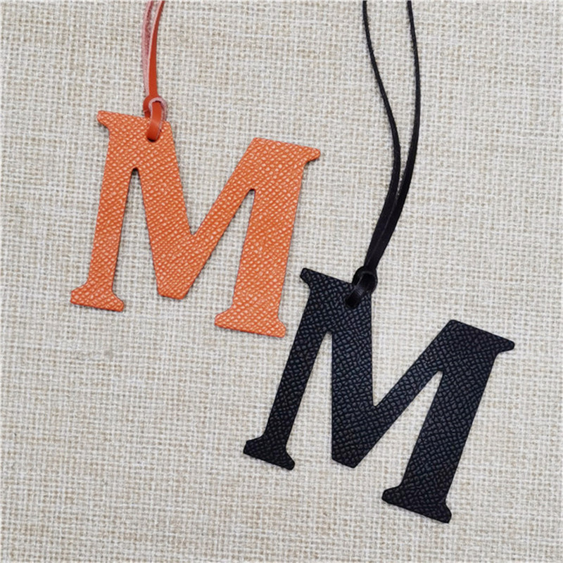 XMESSUN New English Letters M  - Monogram Keychain Leather recension och pris